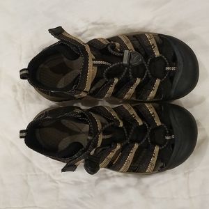 Keen Little Newport H2 Black Youth Boys size 4